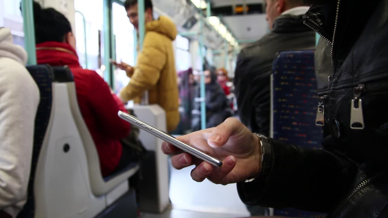 지하철 안에서 스마트폰으로 메시지를 보내는 것