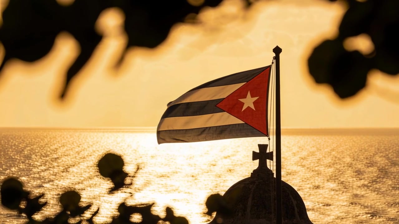 Bandiera cubana svolazzante mossa da una brezza costante su un tetto a cupola all'ora d'oro, che rivela la stella.