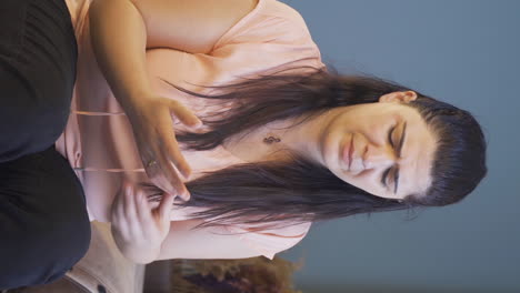 el video vertical de la mujer engañada se quita el anillo y lo tira.