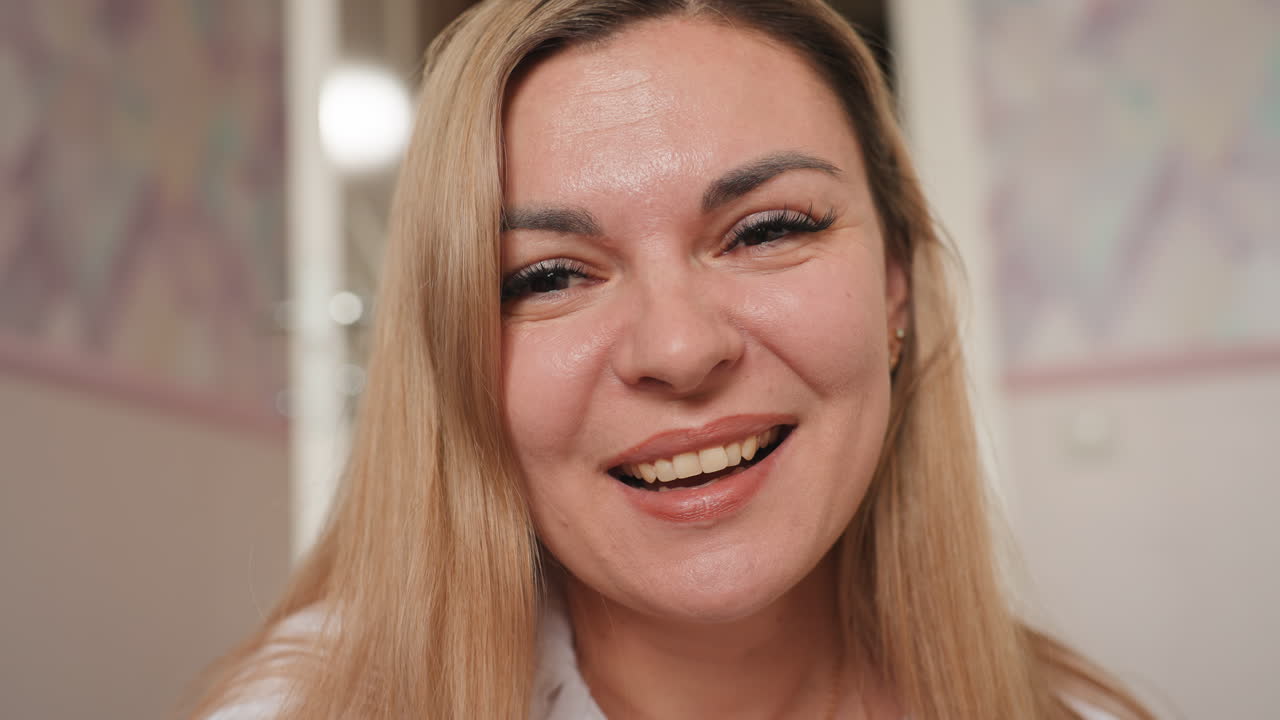 Close-up de mãe branca, sorriso brilhante com glitter, maquiagem cintilante nas bochechas, contato visual vívido, risadas calorosas, expressões faciais animadas, cenário aconchegante de quarto, energia de contação de histórias lúdica, vibração de vlog espontâneo.
