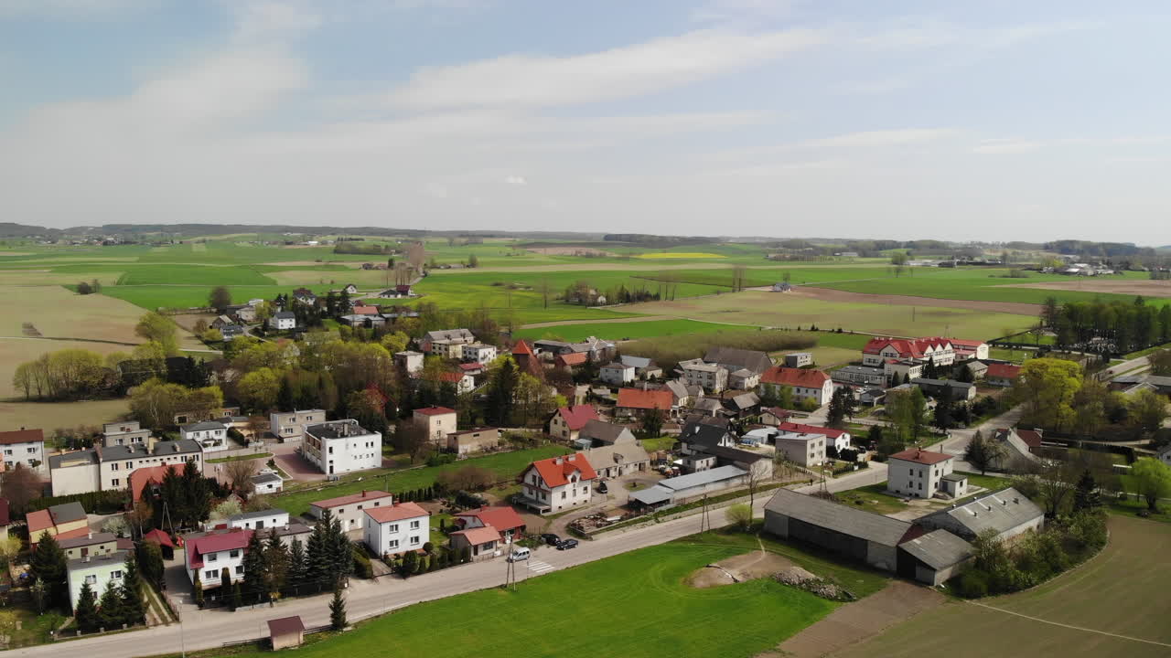 toma de drone de un asentamiento de cabañas suburbanas
