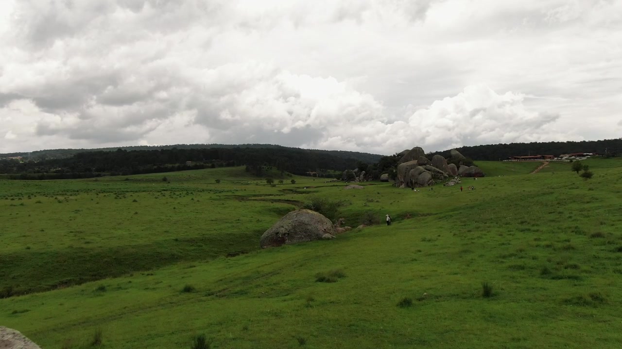 Formazioni rocciose di Las Piedrotas a Tapalpa, Jalisco, Messico, sotto un cielo nuvoloso.