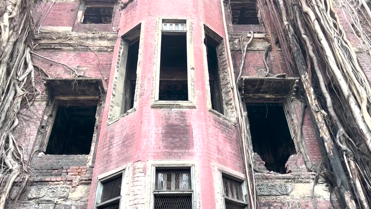 Ci sono molti edifici vecchi e fatiscenti a Calcutta che la Corporazione Municipale di Calcutta ha designato come strutture pericolose