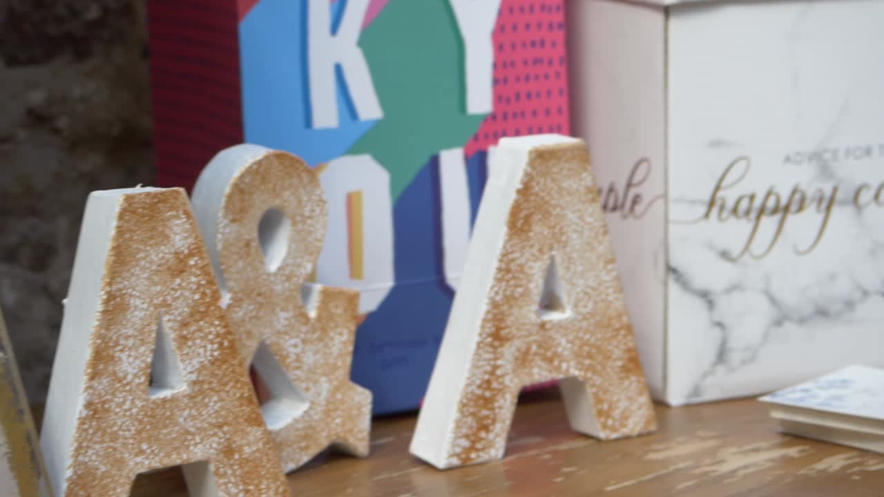 decoración de boda, signo de iniciales en exhibición