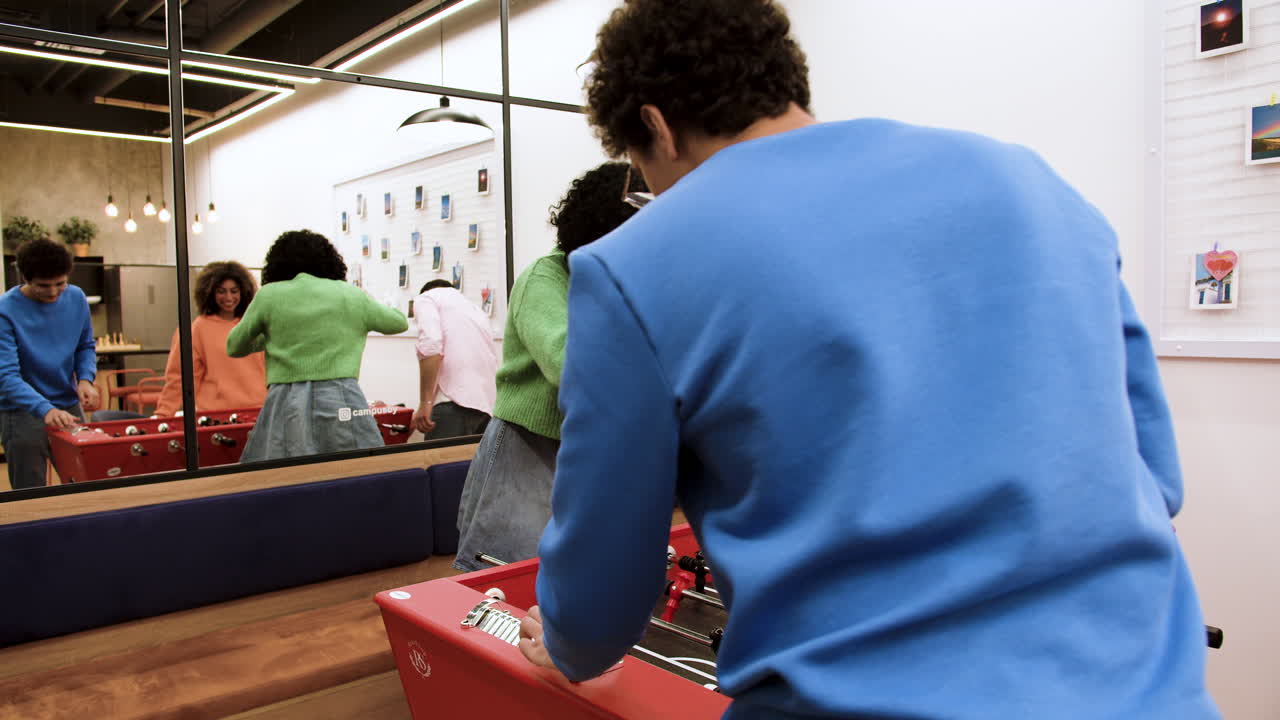 실내에서 노는 사람들