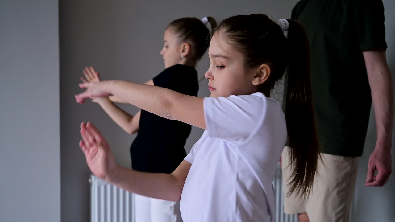 Homem ensinando meninas na aula