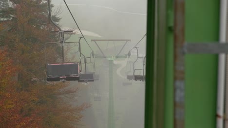 fotografía reveladora del viejo ascensor de silla oxidado en la estación de esquí en la niebla de verano