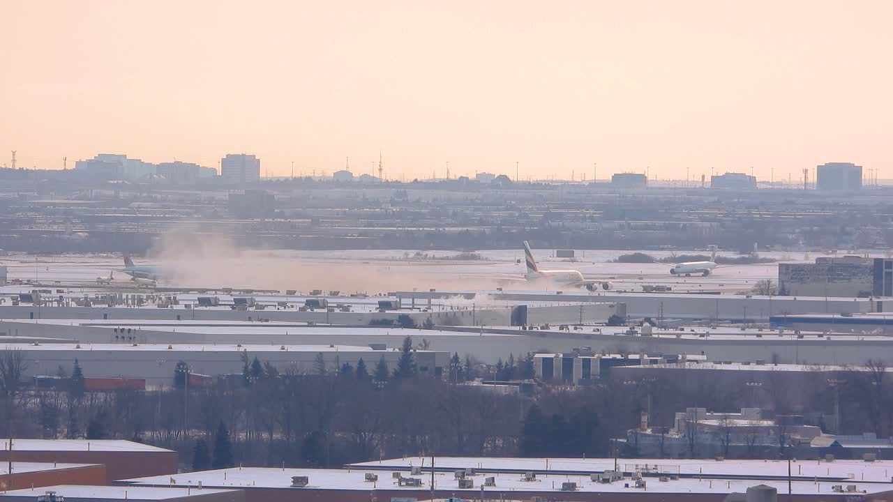 большой пассажирский самолет взлетает с аэропорта, в то время как другие кружат взлетно-посадочную полосу в торонто, канада