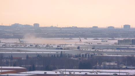 un gran avión de pasajeros despega del aeropuerto mientras otros rodean la pista en toronto, canadá.
