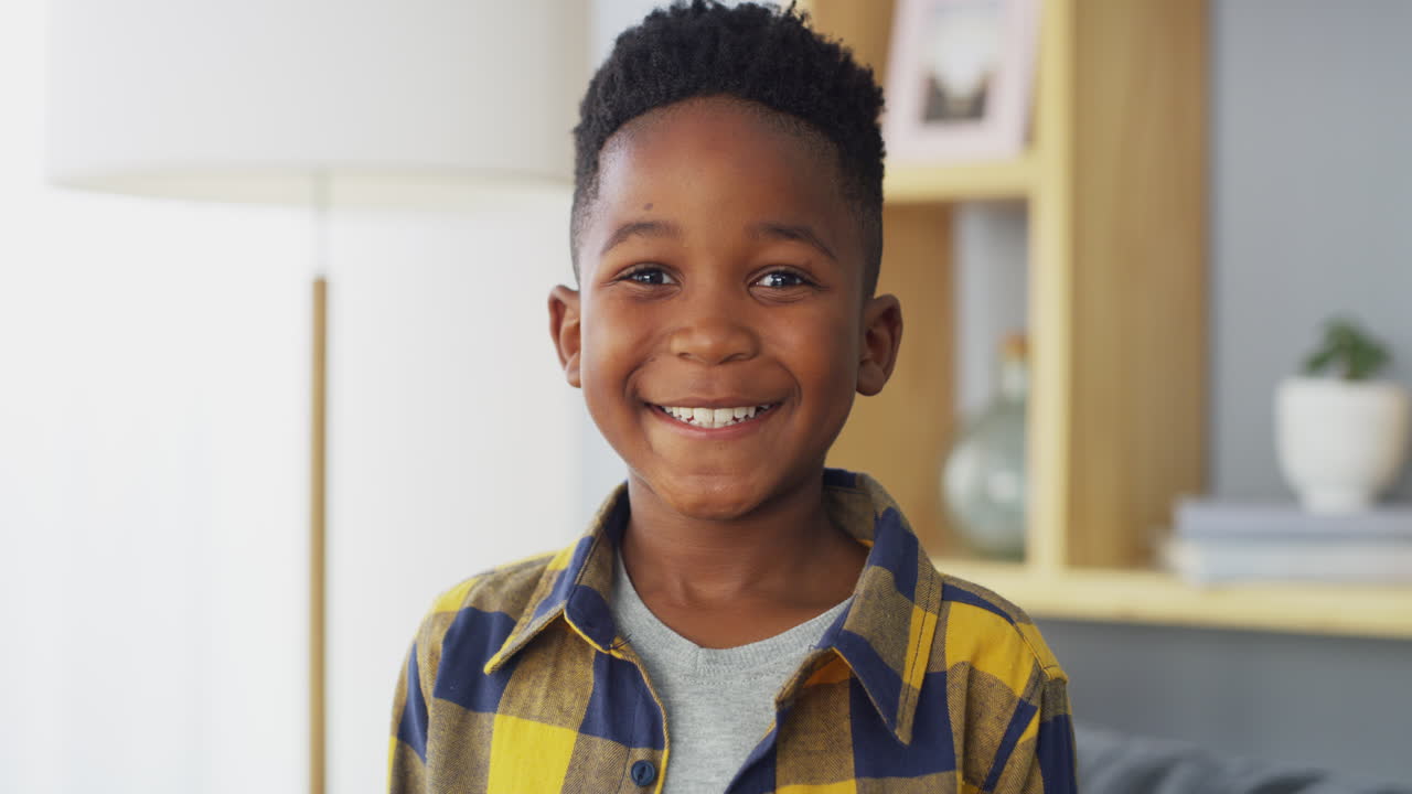 criança feliz, casa feliz