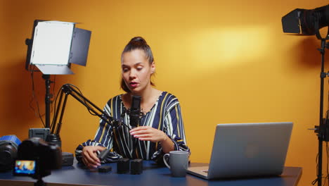 diferentes baterías de estilo np-f en el escritorio del vlogger