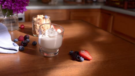 mañana soleada yogur griego con bayas para el desayuno animado con stop motion