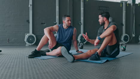 amigos de fitness, gimnasio y hombres de alto cinco