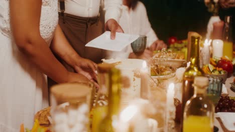 corte de pasteles de recepción de bodas al aire libre