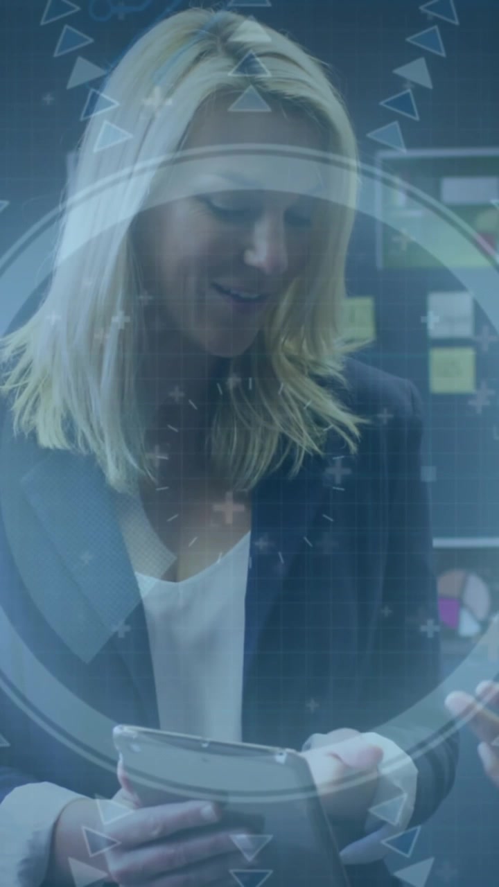 Animazione dell'elaborazione dati su diverse figure professionali in ufficio