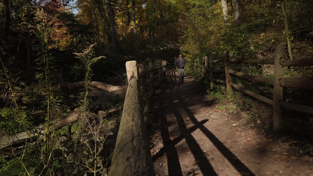 el hombre se acerca por un camino de tierra en el barranco de glen manor.