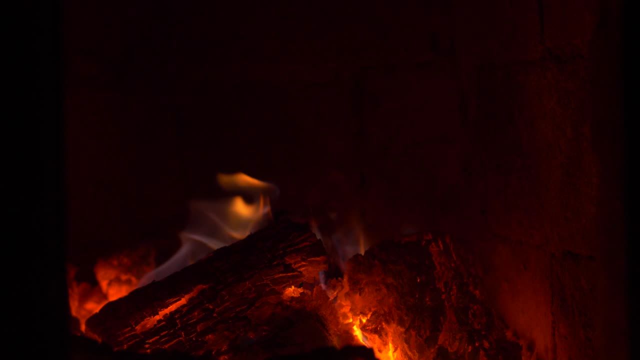 maderas humeantes en una estufa de azulejos.