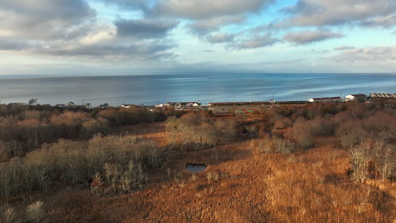 Una vista aerea su una palude salmastra a Greenport, NY, vicino al Long Island Sound, in una bella giornata con cieli blu e nuvole bianche.