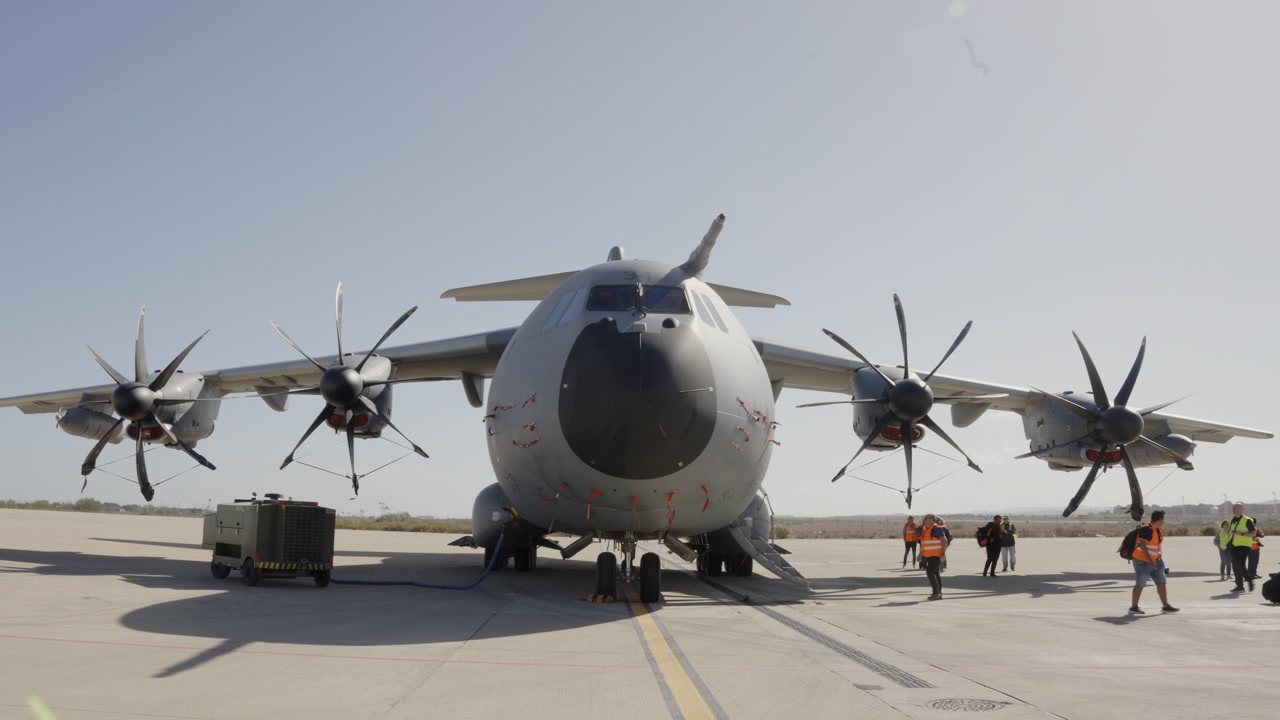 Airbus A400M Atlas militært transportfly på flyplassdekket ved Zaragoza flybase