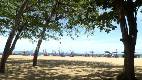 dutzende fischerboote lehnen sich am strand von pattaya.