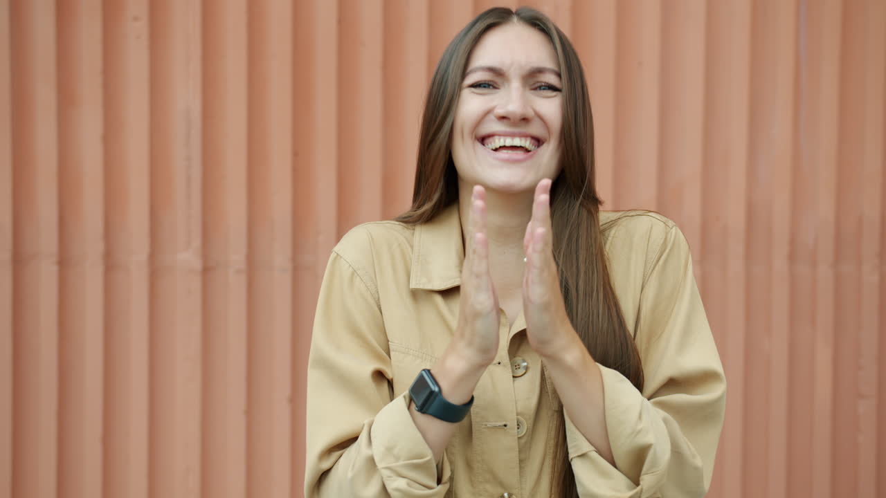 mujer feliz posando al aire libre