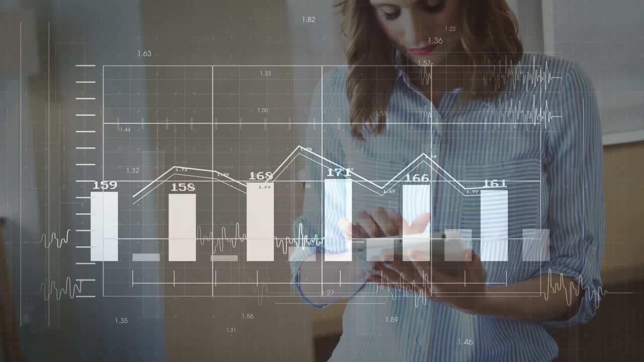 Donna che tiene un tablet in ufficio, che tocca e scorre animando un grafico a barre che mostra l'analisi dei dati.