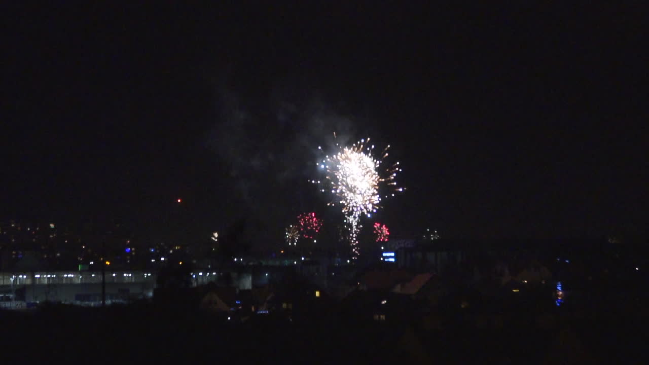 múltiples fuegos artificiales explotando a cámara lenta