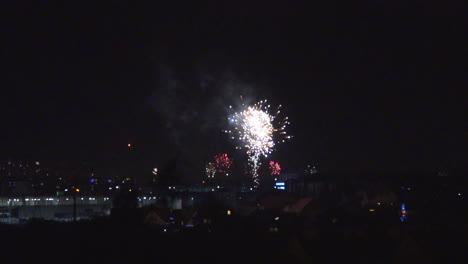 múltiples fuegos artificiales explotando a cámara lenta