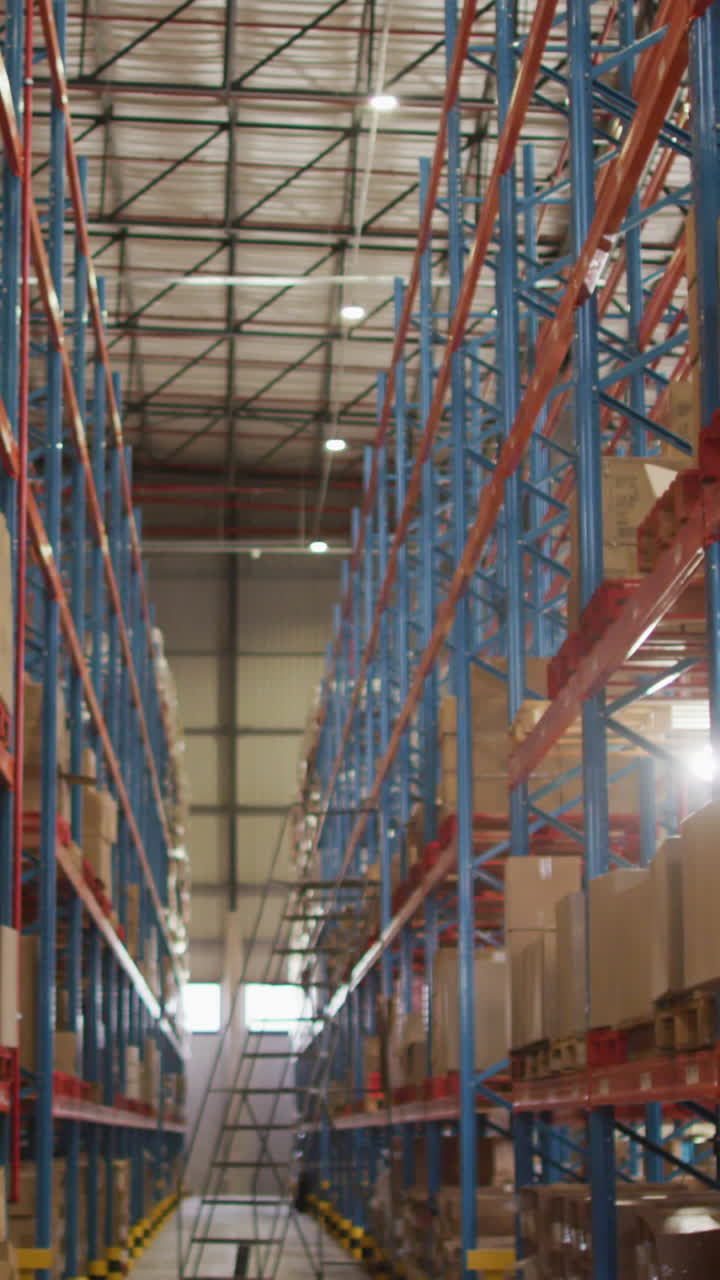 almacén vacío con varias cajas en estantes con escalera en el suelo