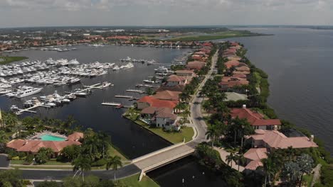 Hermosa-Vista-Aérea-De-Un-Bote-Y-Una-Comunidad-Residencial-En-El-Sur-De-Florida