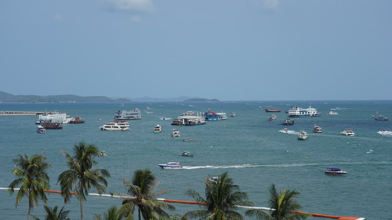 태국의 바다 만 주변에 많은 보트가 있는 파타야의 시간 경과 아름다운 도시 풍경