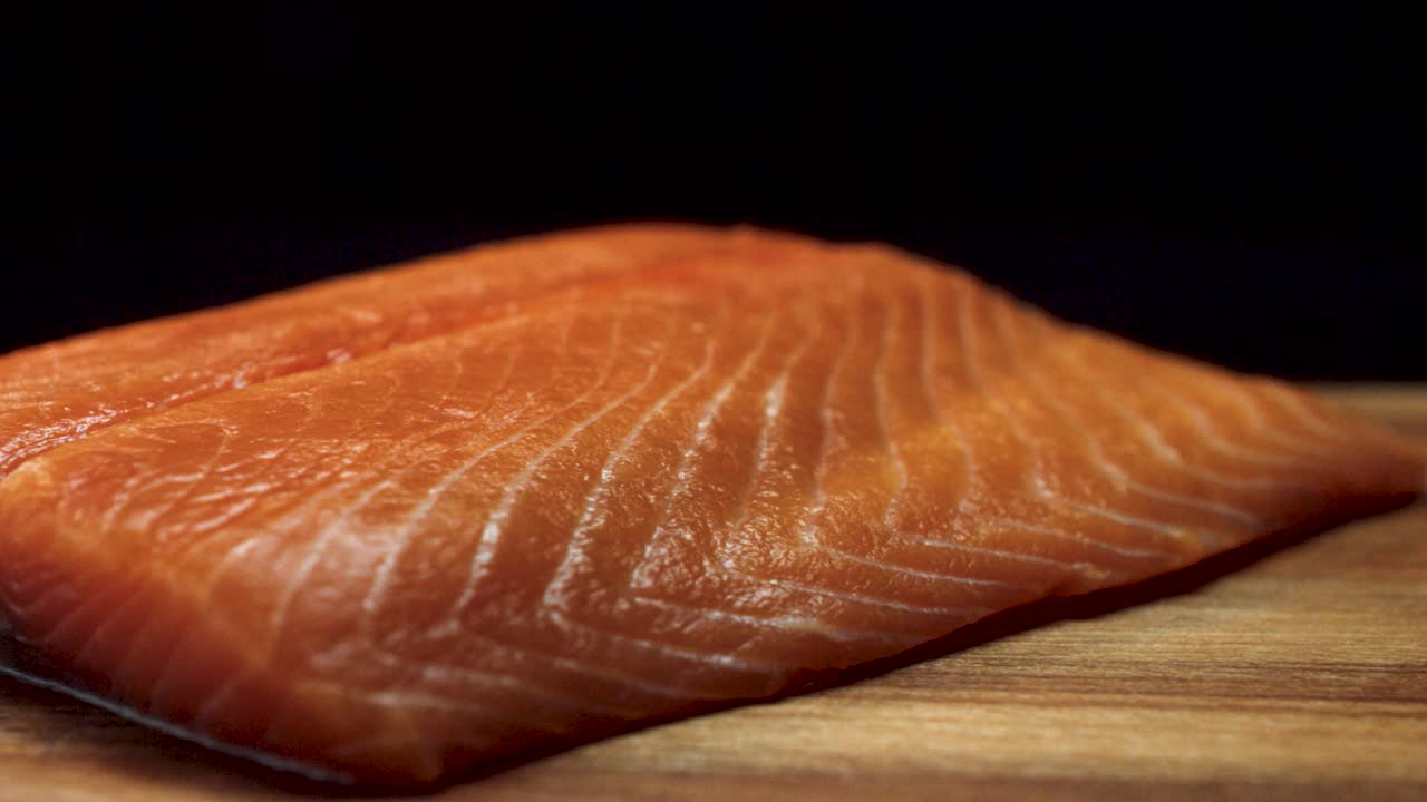 filete de salmón ahumado en una tabla de corte de madera