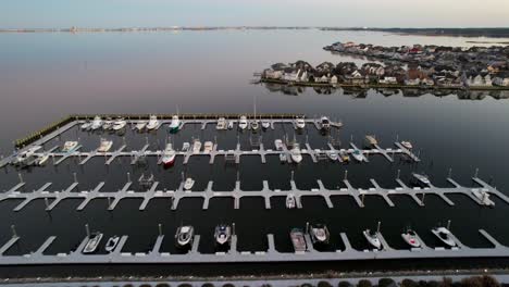 Anochecer-Drone-Casas-Frente-Al-Mar-Bahía-Océano-Ciudad-Maryland-Otoño-Largo-Descenso-Constante-Sobre-Casas-De-Alta-Gama