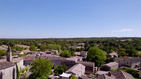 vista aérea de la antigua ciudad histórica de lussan en el sur de francia