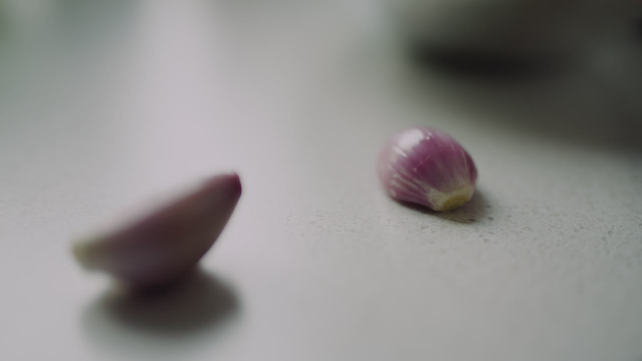 부 카운터 샤롯 근접에서 두 조각의 벗겨진 양파