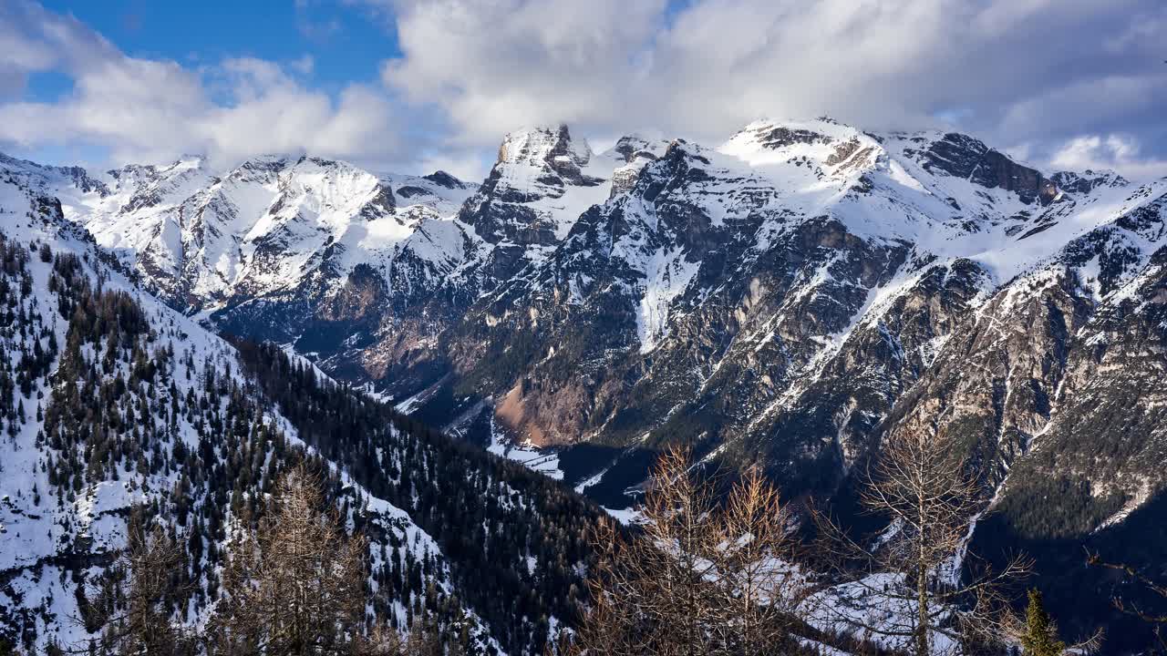 lapso de tiempo de los alpes en invierno con montañas nevadas