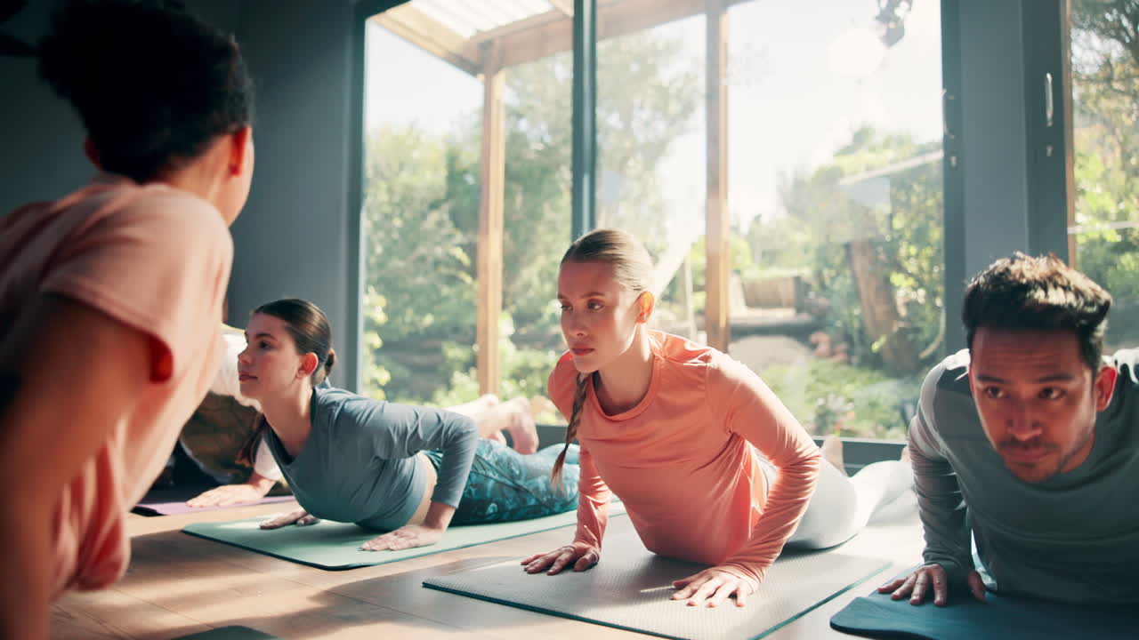스튜디오에서 그룹 요가 수업