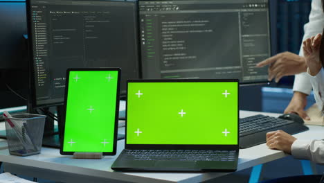empleado que utiliza dispositivos de pantalla verde en la granja de servidores utilizada para la automatización