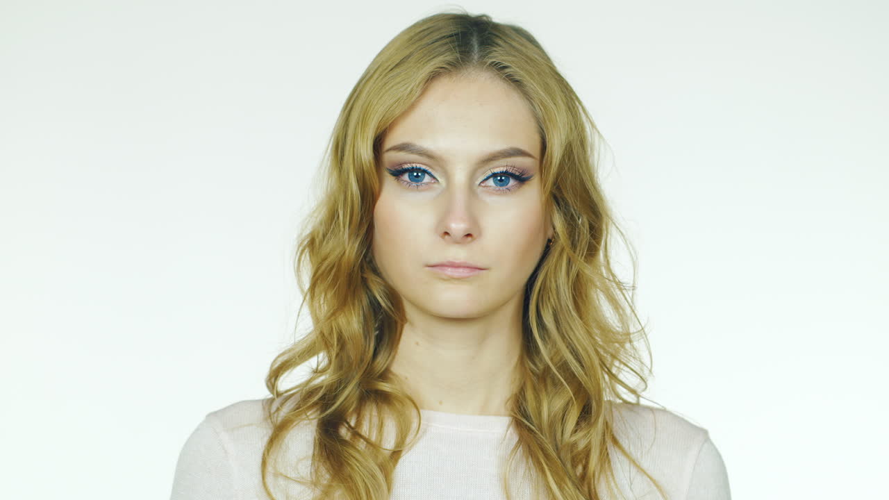 video filmado en el estudio sobre un fondo blanco - una mujer tiene dolor de muelas y luego el dolor desaparece smi