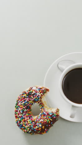 video de rosquillas con glaseado y una taza de café sobre un fondo blanco