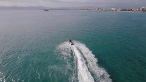 Imágenes-De-Drones-De-4k-De-Una-Pareja-En-Un-Jet-ski