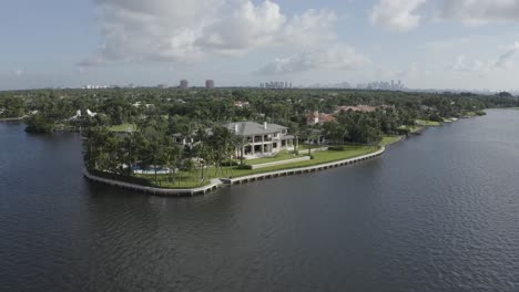 Excellent-Aerial-Shot-Of-The-Waterfront-In-Miami,-Florida