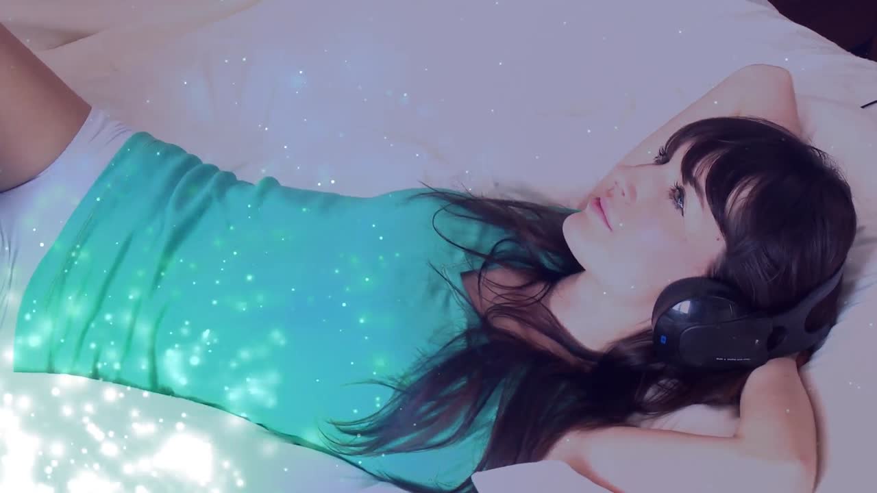 침대에 누워 있는 백인 여성 위에 빛의 반점의 애니메이션