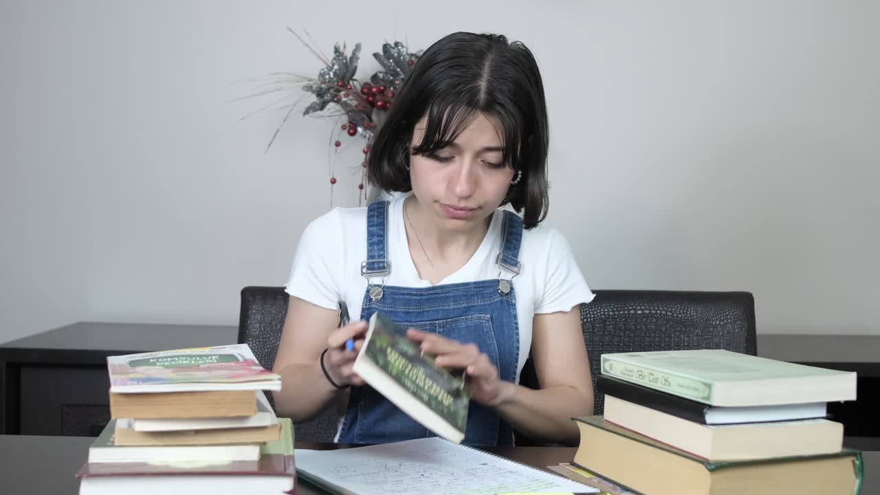 chica investigando con libros