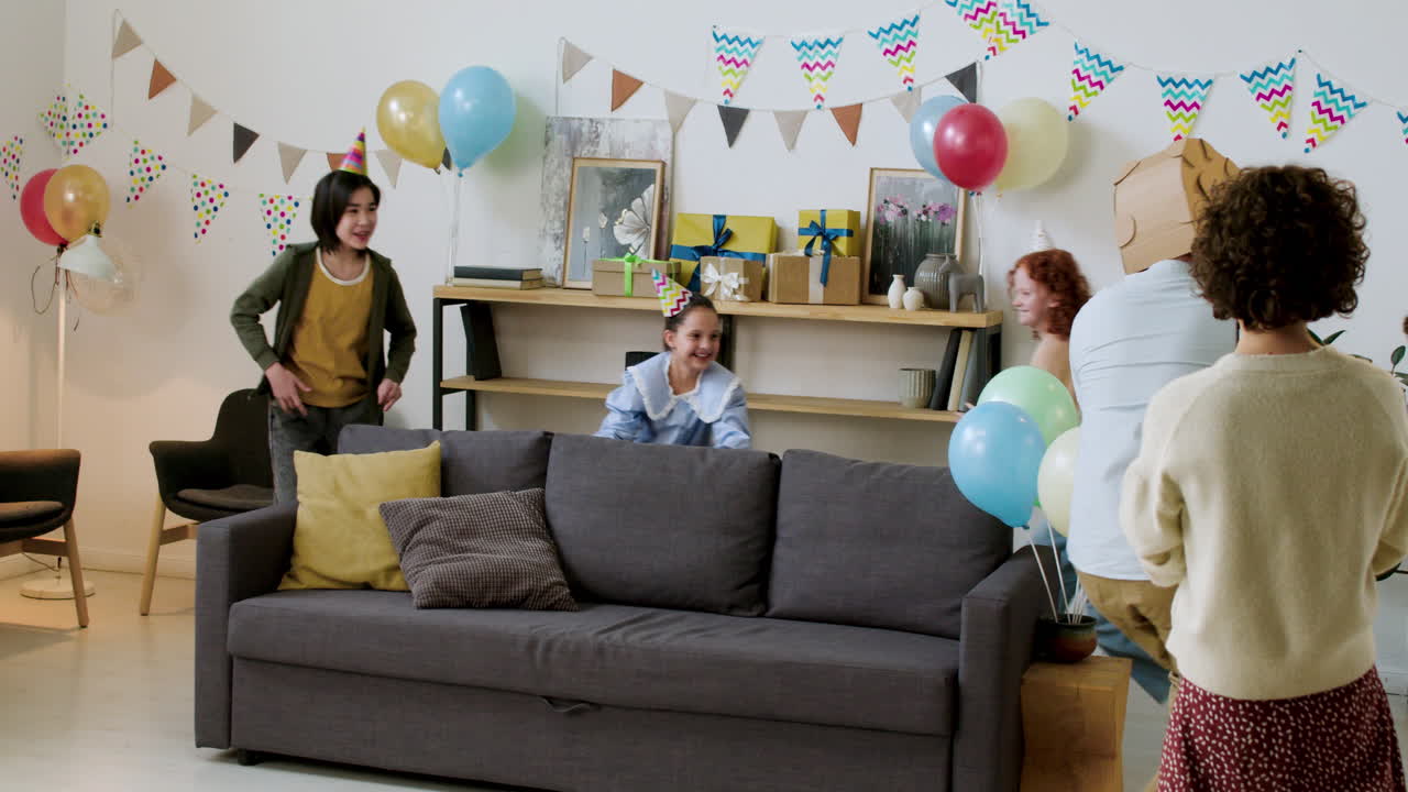 소파 주변에서 놀고 있는 아이들