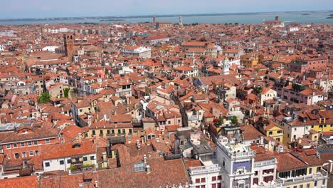 la inclinación aérea desde la piazza san marco revela el horizonte de venecia, italia