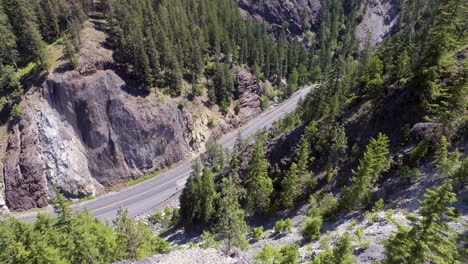 Vista-Aérea-De-Una-Sinuosa-Carretera-De-Montaña-En-El-Estado-De-Washington