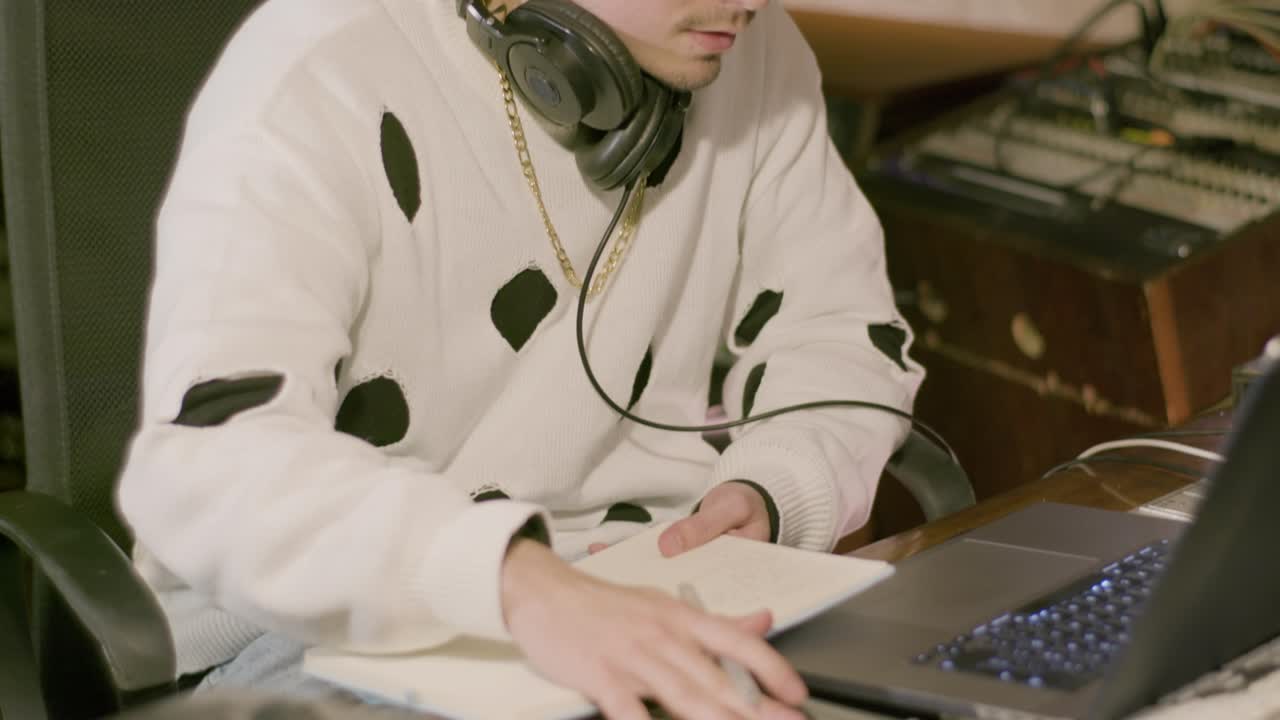 음악 녹음 스튜디오 에서 일 하는 젊은 백인 남자