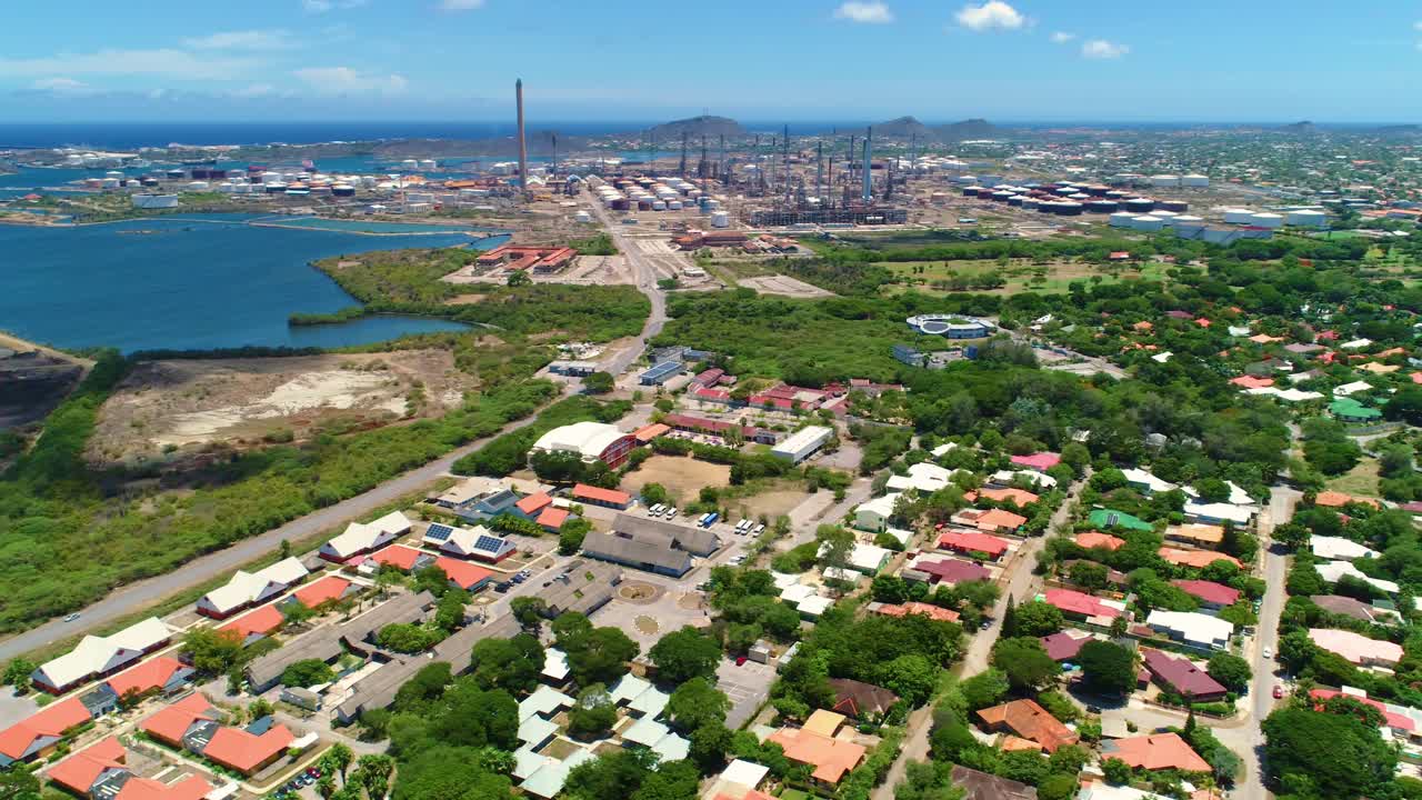 드론 리버스 돌리 항구 근처의 산업 지역 위에, 파란 하늘