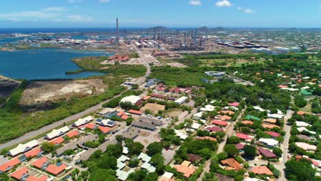 drone reverse dolly por encima del barrio industrial cerca del puerto del puerto, cielo azul
